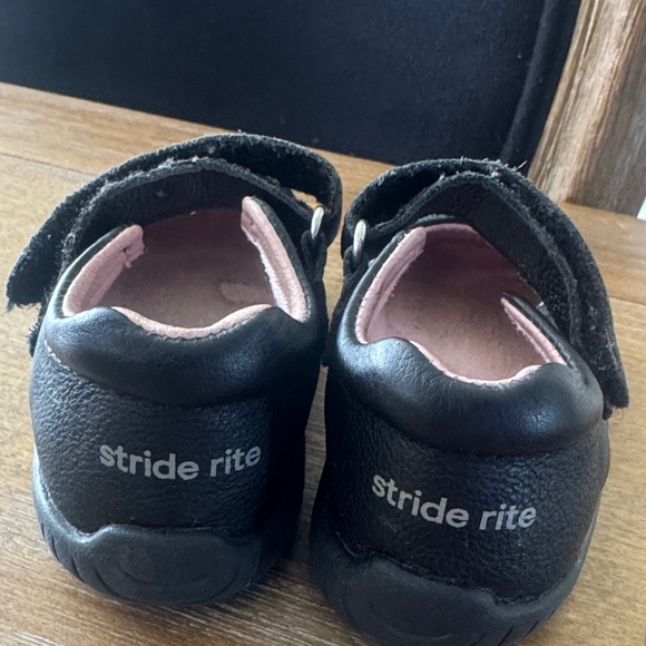 Stride Rite Kids Shoes with Pink Lining US 5 Walking Mary Jane’s - Picture 2 of 2